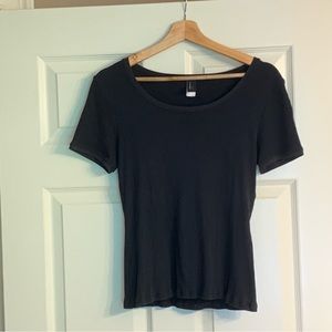 Hanro of Switzerland women’s ribbed short sleeve top, size M in black